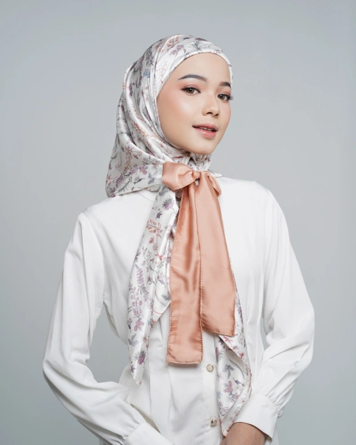 Image of Winonamodest X Tatuis - Abloom Vintage Instant Scarf