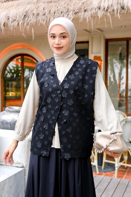 Image of Izzy Flowery Vest Noir