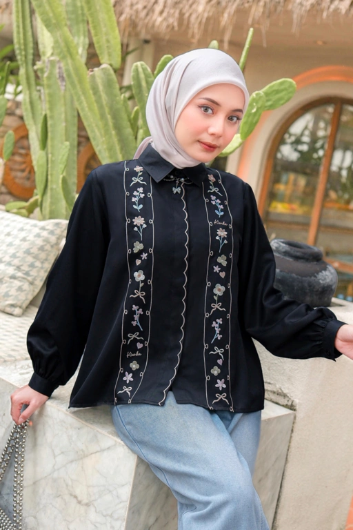 Image of Celia Embroidery Shirt Noir