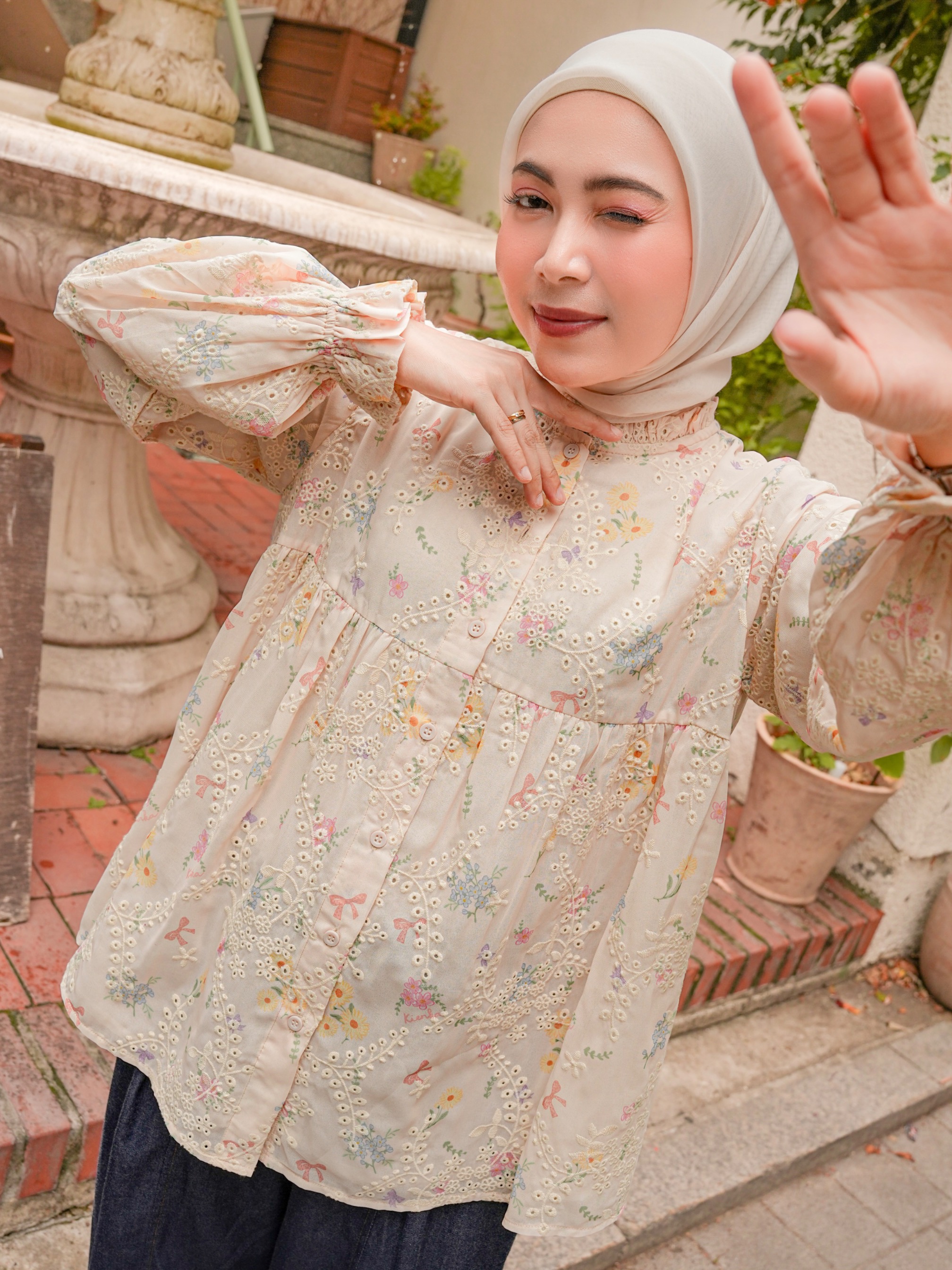 Yoona Embroidery Blouse Ivory