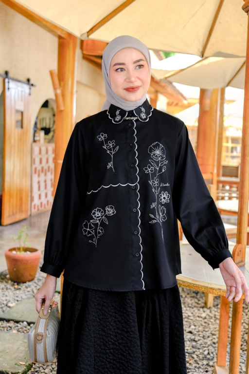 Image of Naira Embroidery Shirt Onyx