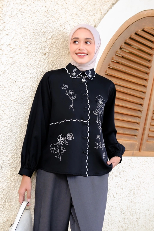 Image of Naira Embroidery Crop Shirt Onyx