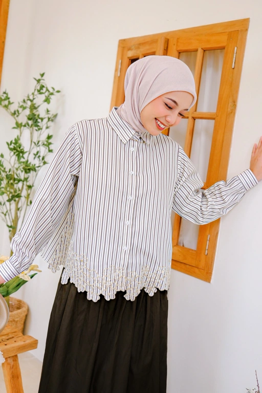 Image of Becca Embroidery Shirt Crop Taupe