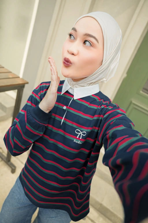 Image of Chia Stripe Shirt Panjang Crop Navy