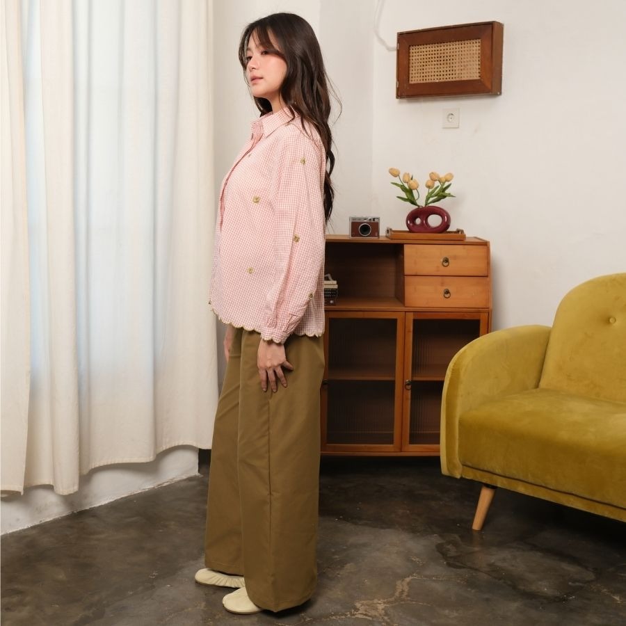 GIYOMI - Lucy Blouse - Kemeja Wanita - Kemeja Bahan Soft Cotton Blend - Blouse Gingham Bordir Bunga