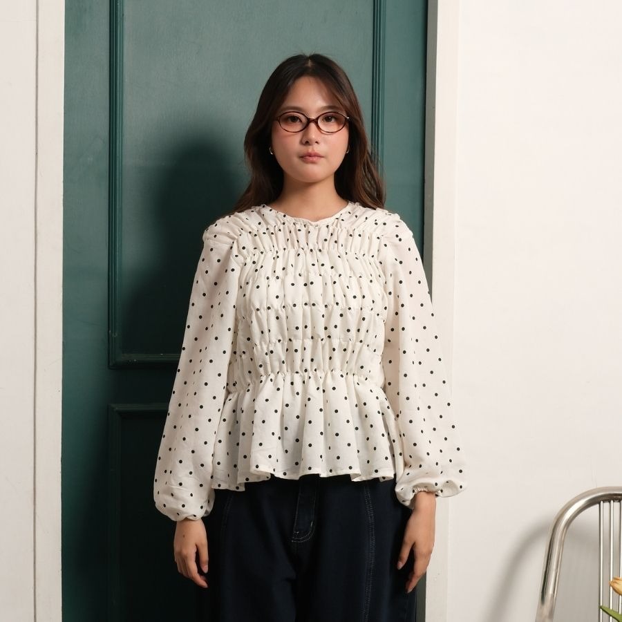 GIYOMI - Lula Blouse - Kemeja Wanita - Kemeja Bahan Poly Flow - Blouse Polkadot Smock Peplum