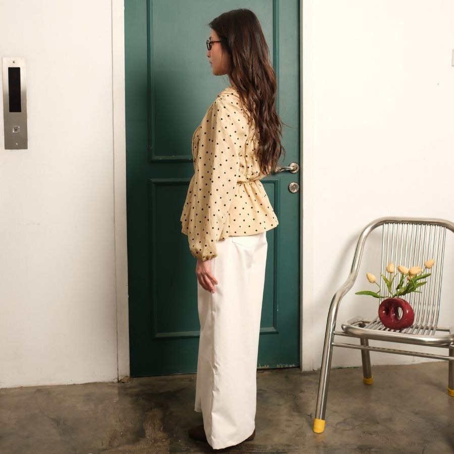 GIYOMI - Lula Blouse - Kemeja Wanita - Kemeja Bahan Poly Flow - Blouse Polkadot Smock Peplum