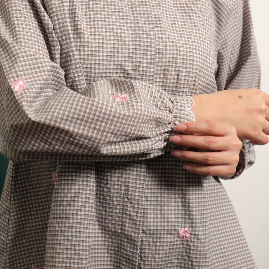 GIYOMI - Lucy Blouse - Kemeja Wanita - Kemeja Bahan Soft Cotton Blend - Blouse Gingham Bordir Bunga