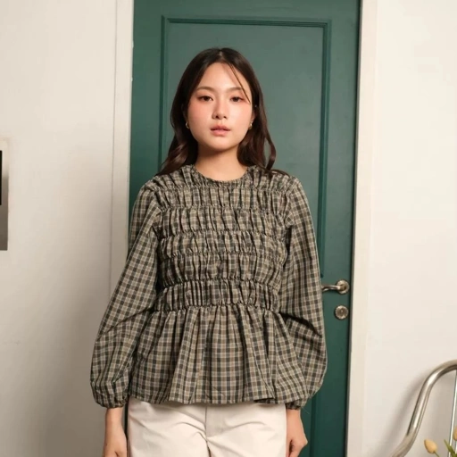 GIYOMI - Lola Blouse - Kemeja Wanita - Kemeja Bahan Soft Poly - Blouse Smock Kotak-Kotak