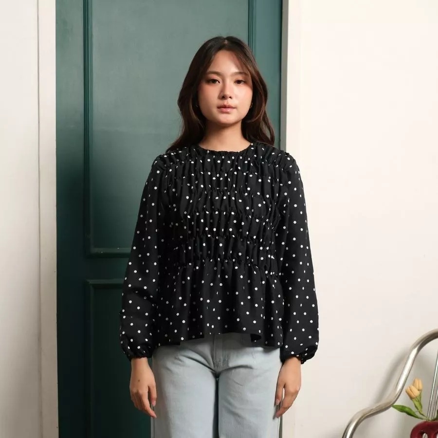 GIYOMI - Lula Blouse - Kemeja Wanita - Kemeja Bahan Poly Flow - Blouse Polkadot Smock Peplum