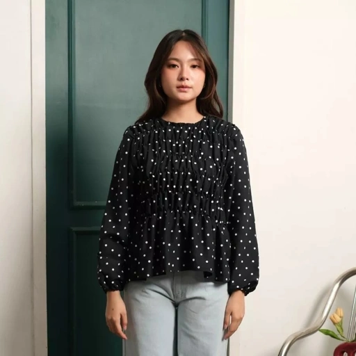 GIYOMI - Lula Blouse - Kemeja Wanita - Kemeja Bahan Poly Flow - Blouse Polkadot Smock Peplum