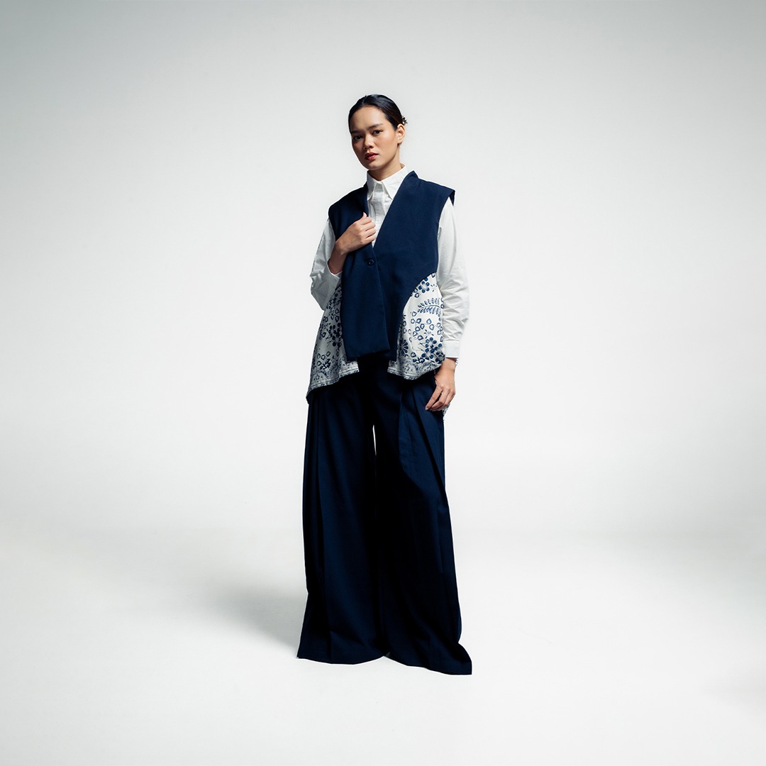 Dama Kara Arunika Outer Sleeveless