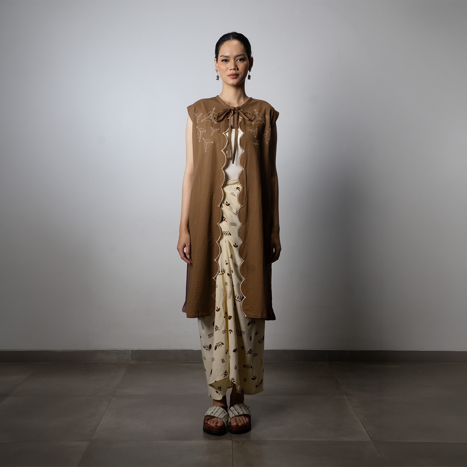 Dama Kara Kala Embroidery Outer Sleeveless Pleats