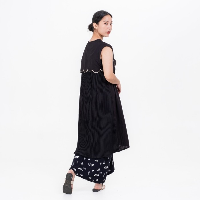 Dama Kara Kala Embroidery Outer Sleeveless Pleats