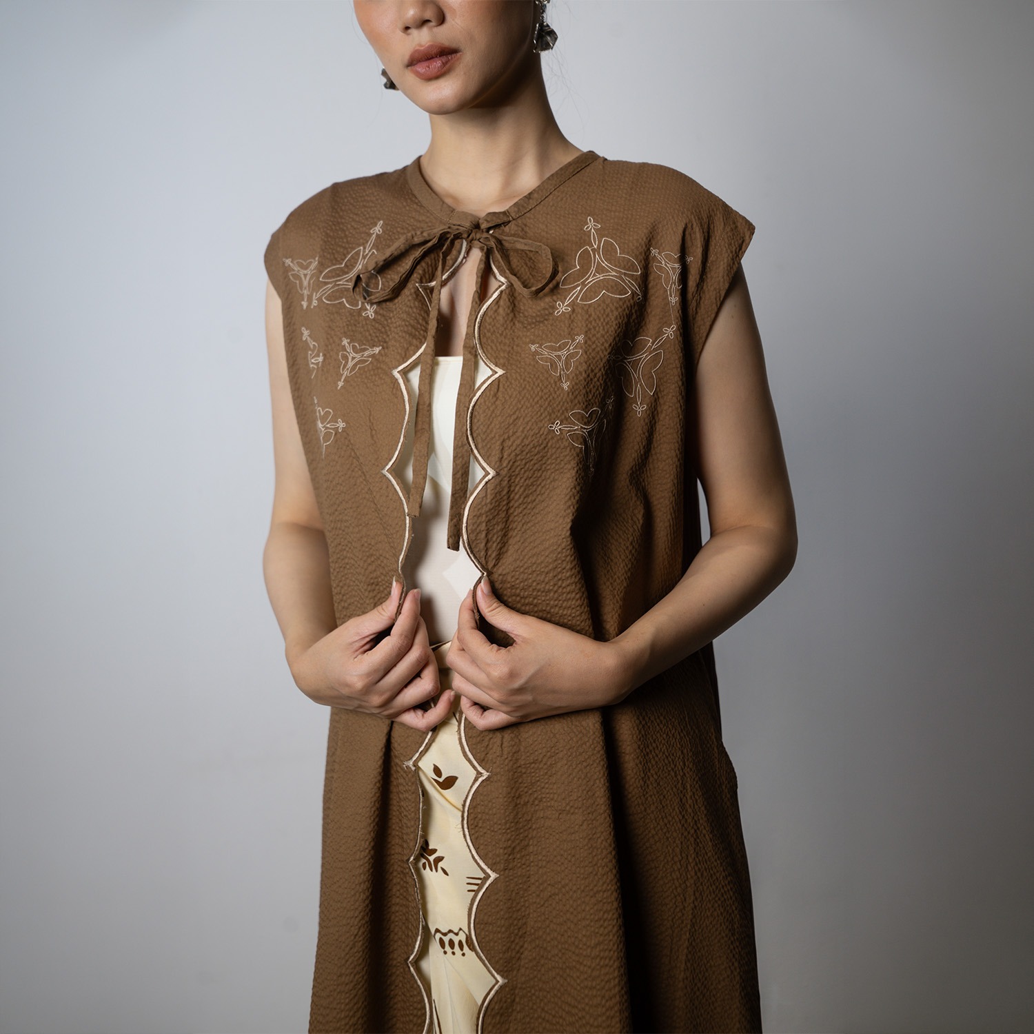 Dama Kara Kala Embroidery Outer Sleeveless Pleats
