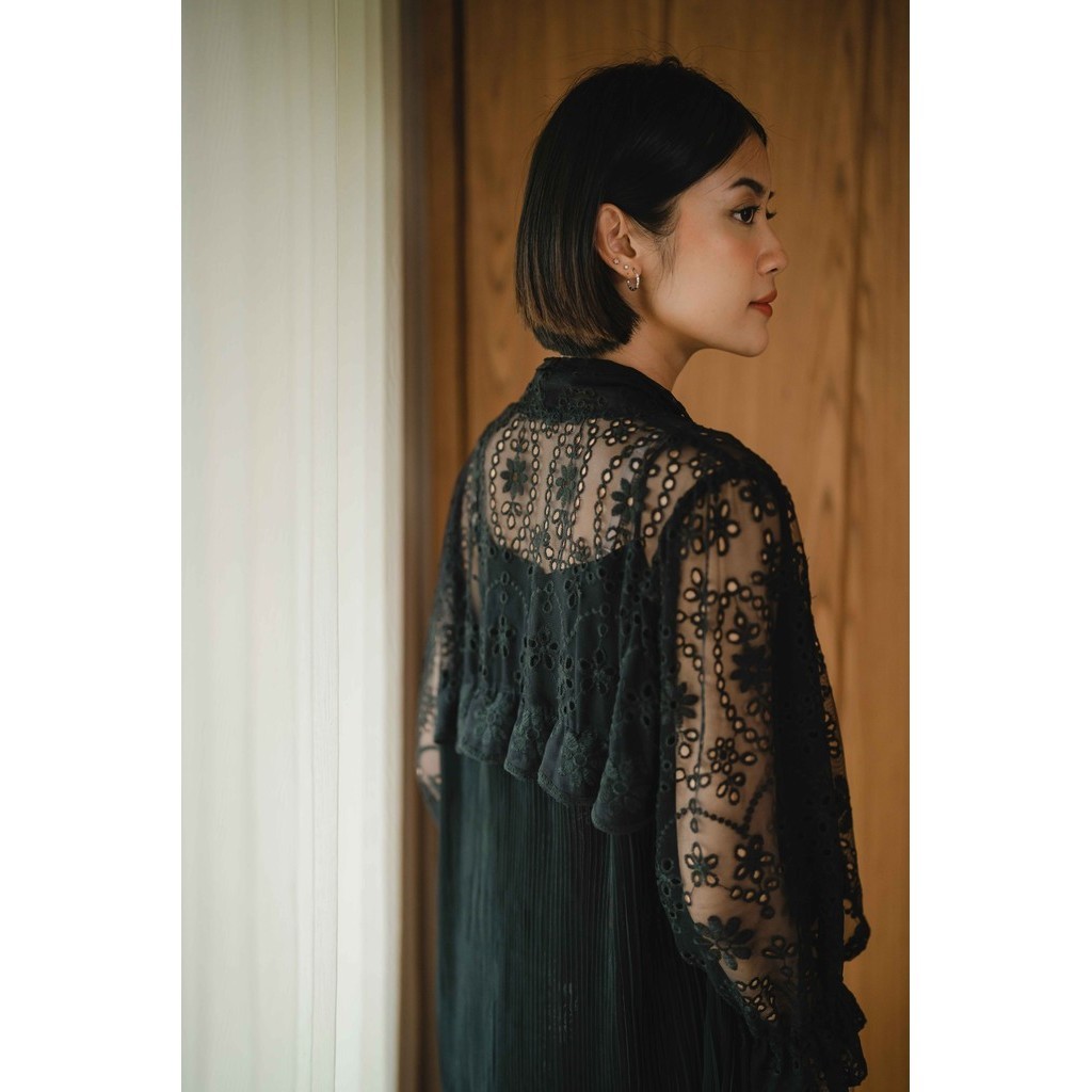 Dama Kara Basic Outer Lace Pleats