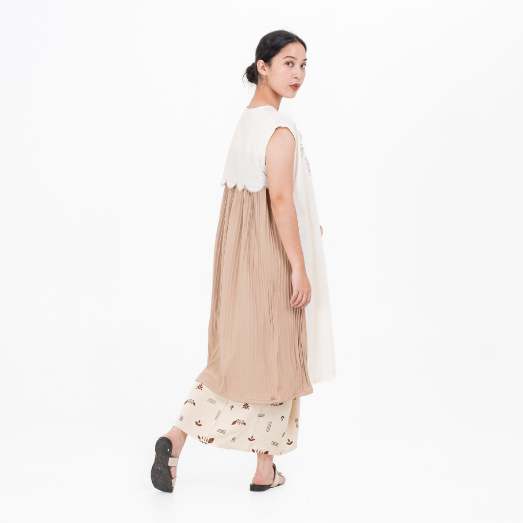 Dama Kara Kala Embroidery Outer Sleeveless Pleats