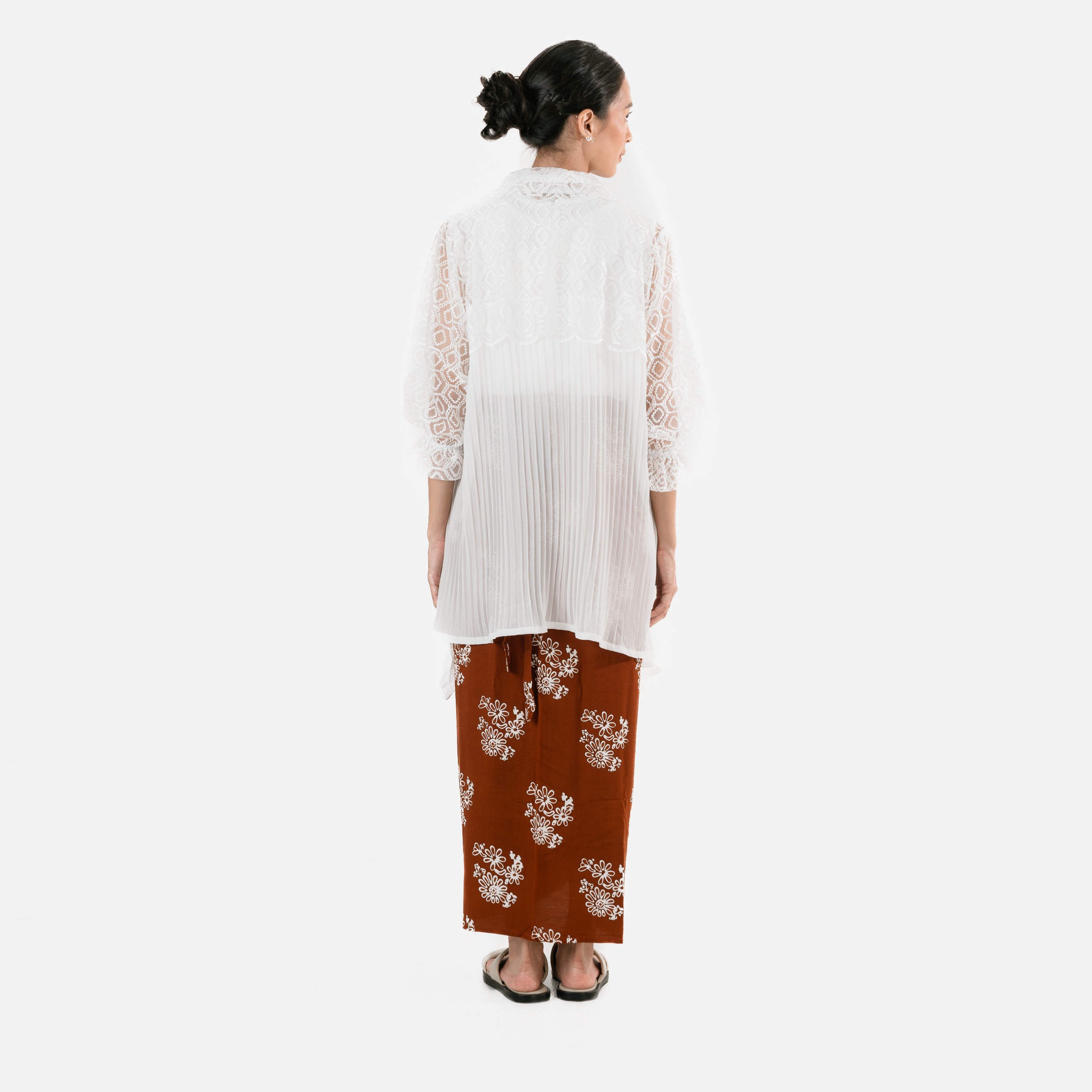 Dama Kara Basic Outer Lace Pleats