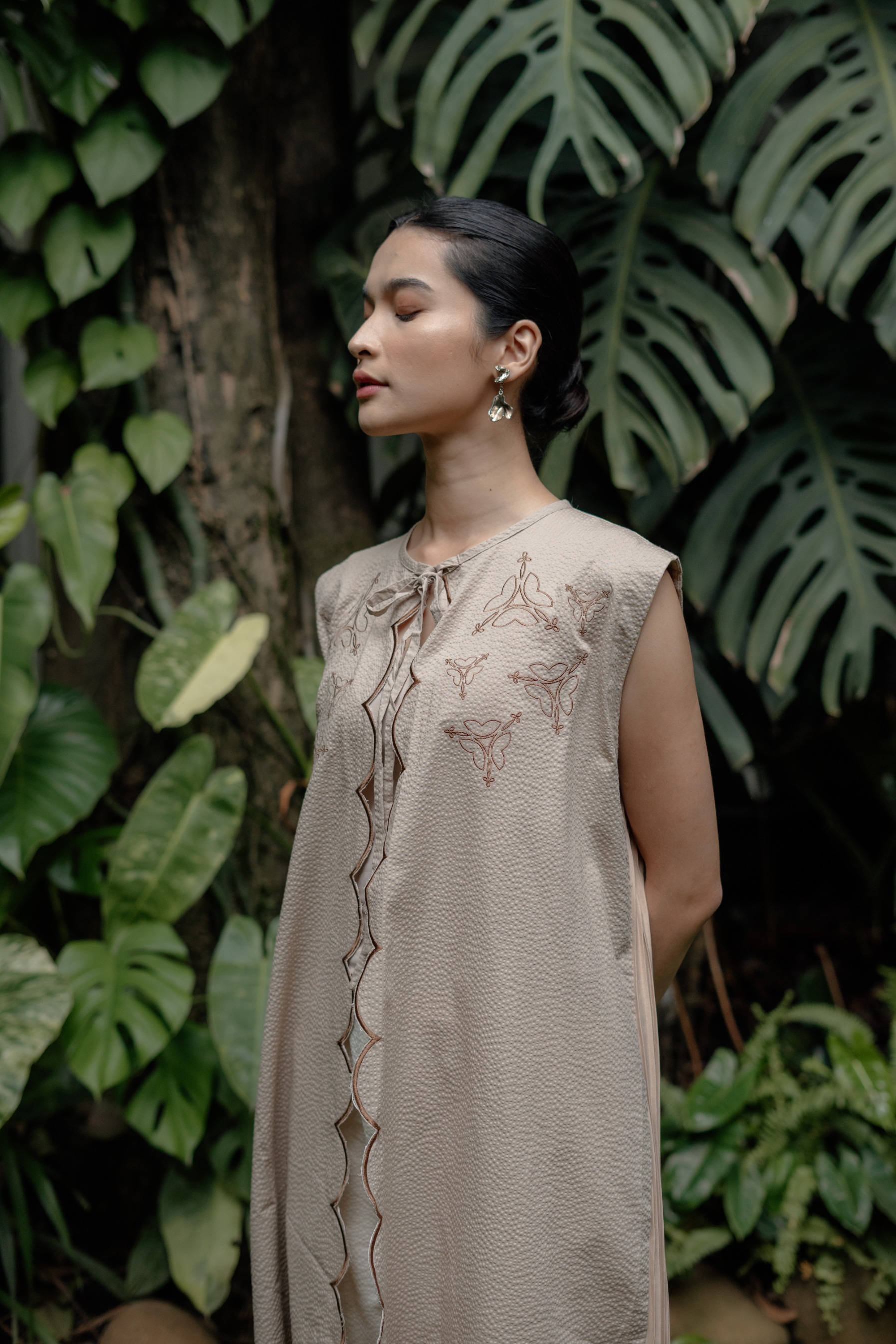 Dama Kara Kala Embroidery Outer Sleeveless Pleats