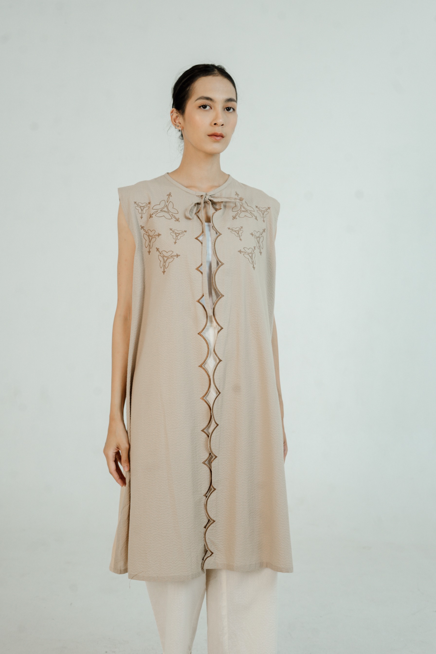 Dama Kara Kala Embroidery Outer Sleeveless Pleats