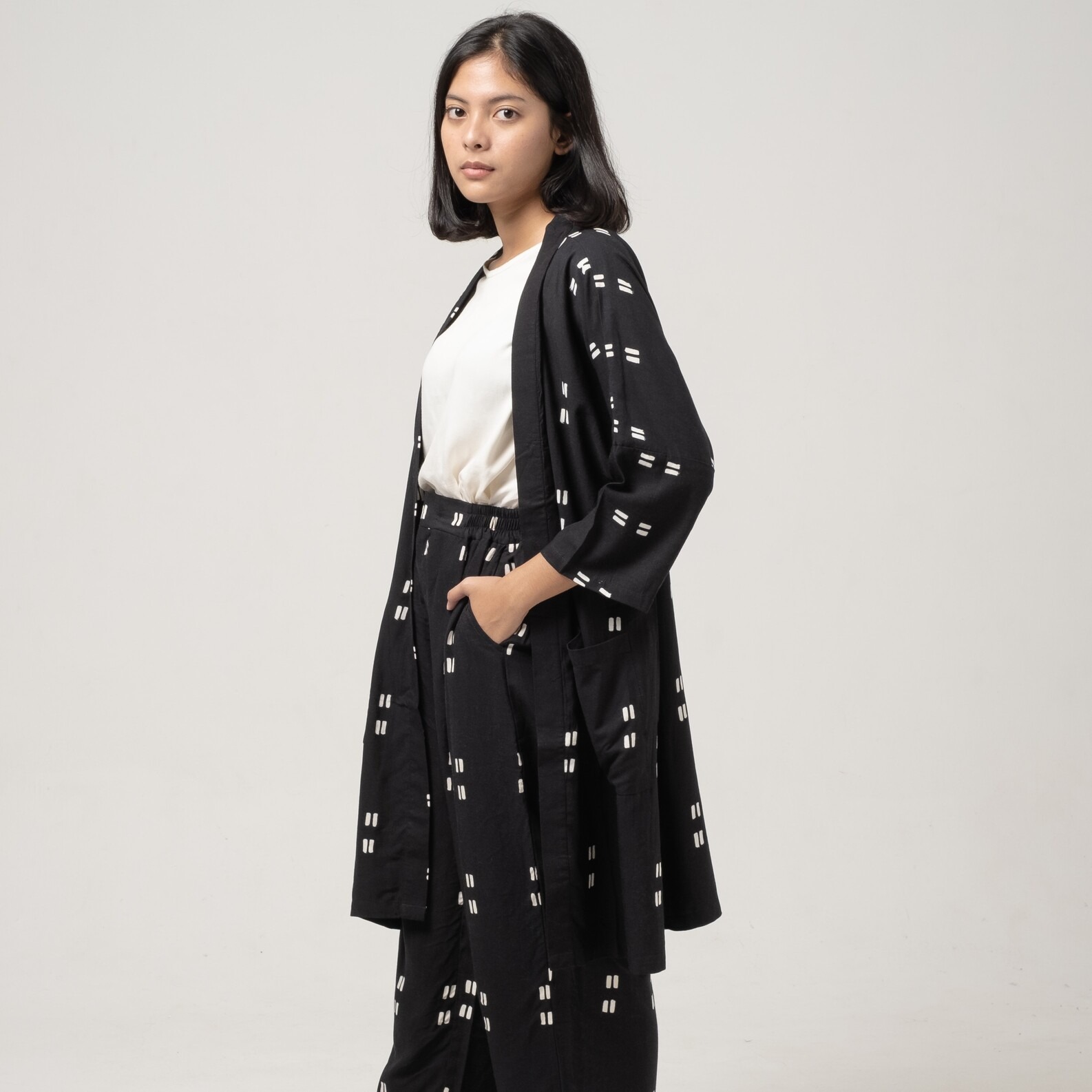 Dama Kara Outer Gayatri Black