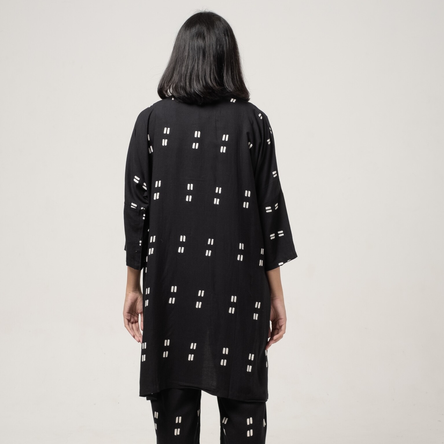 Dama Kara Outer Gayatri Black