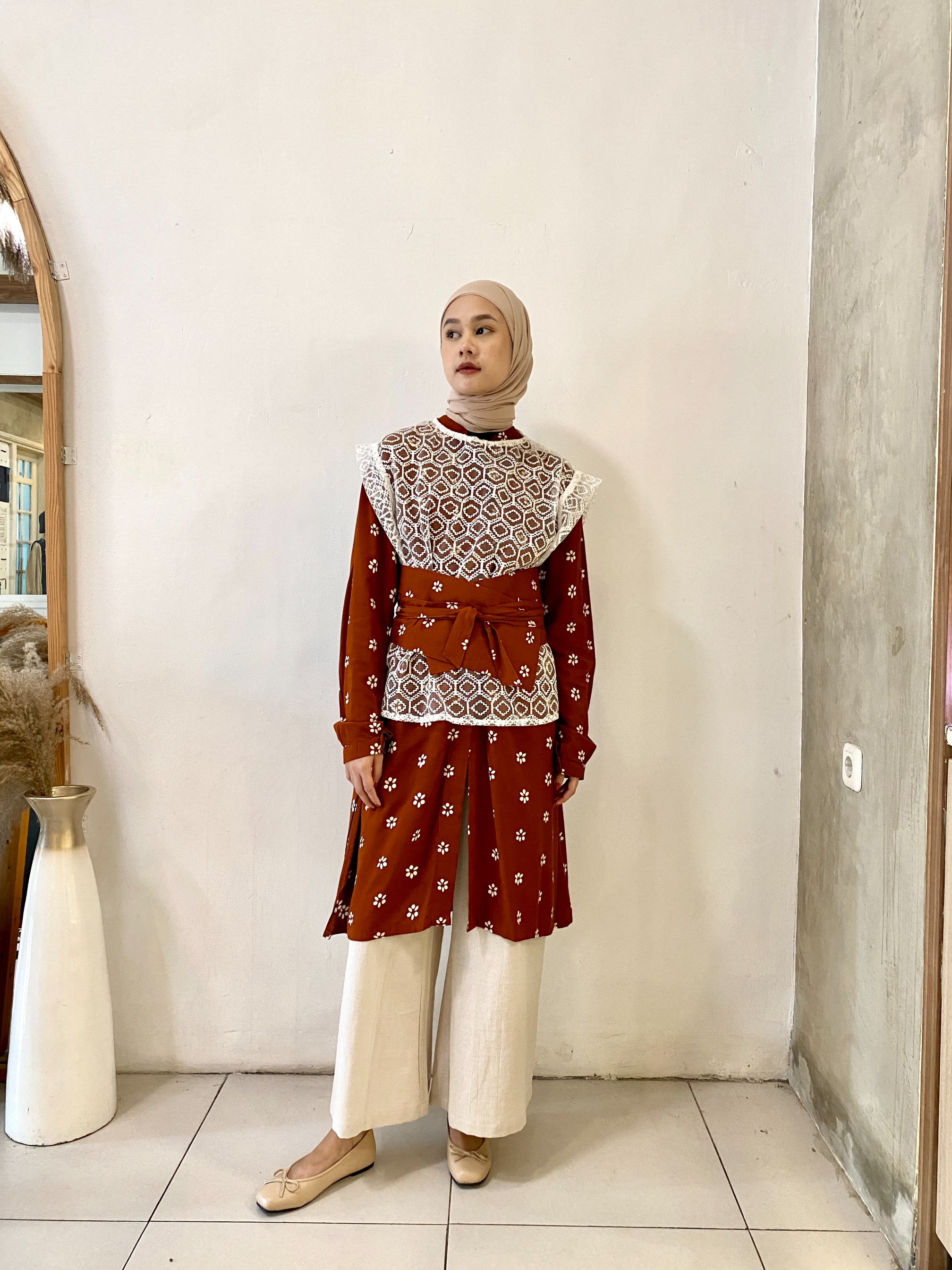 Dama Kara Basic Lace Vest