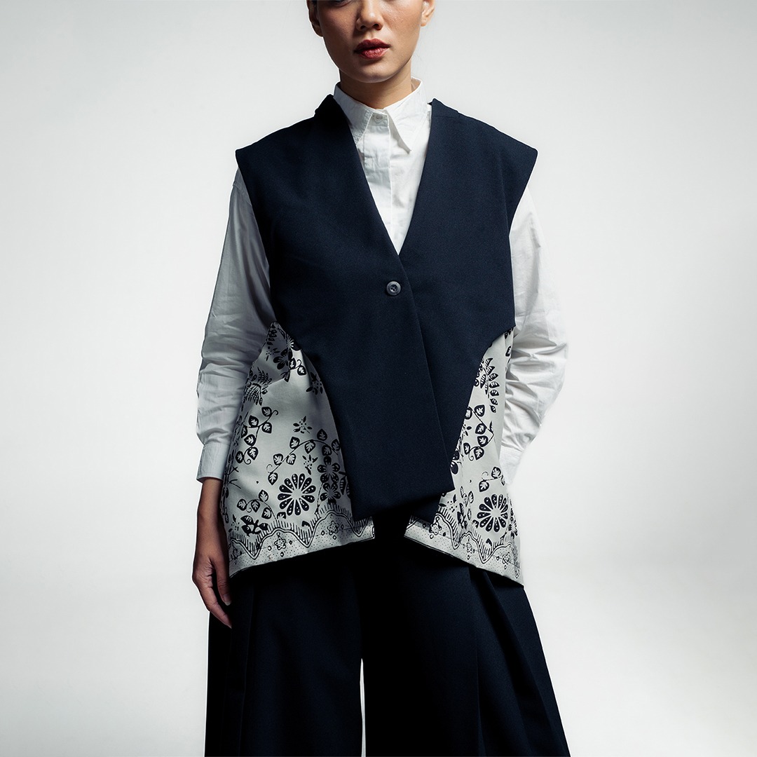 Dama Kara Arunika Outer Sleeveless