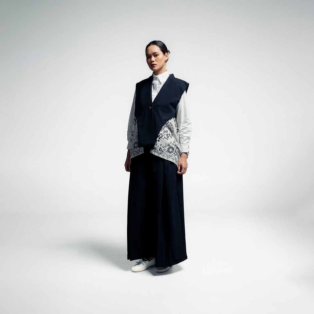 Dama Kara Arunika Outer Sleeveless