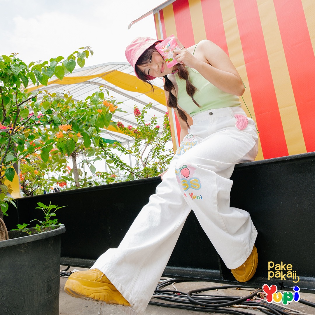 Yupi X PakePakaii Strawberry Kiss Pants Broken White