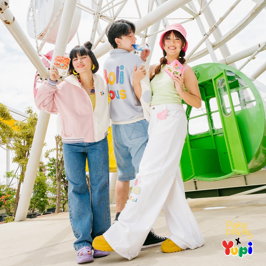 Yupi X PakePakaii Strawberry Kiss Pants Broken White