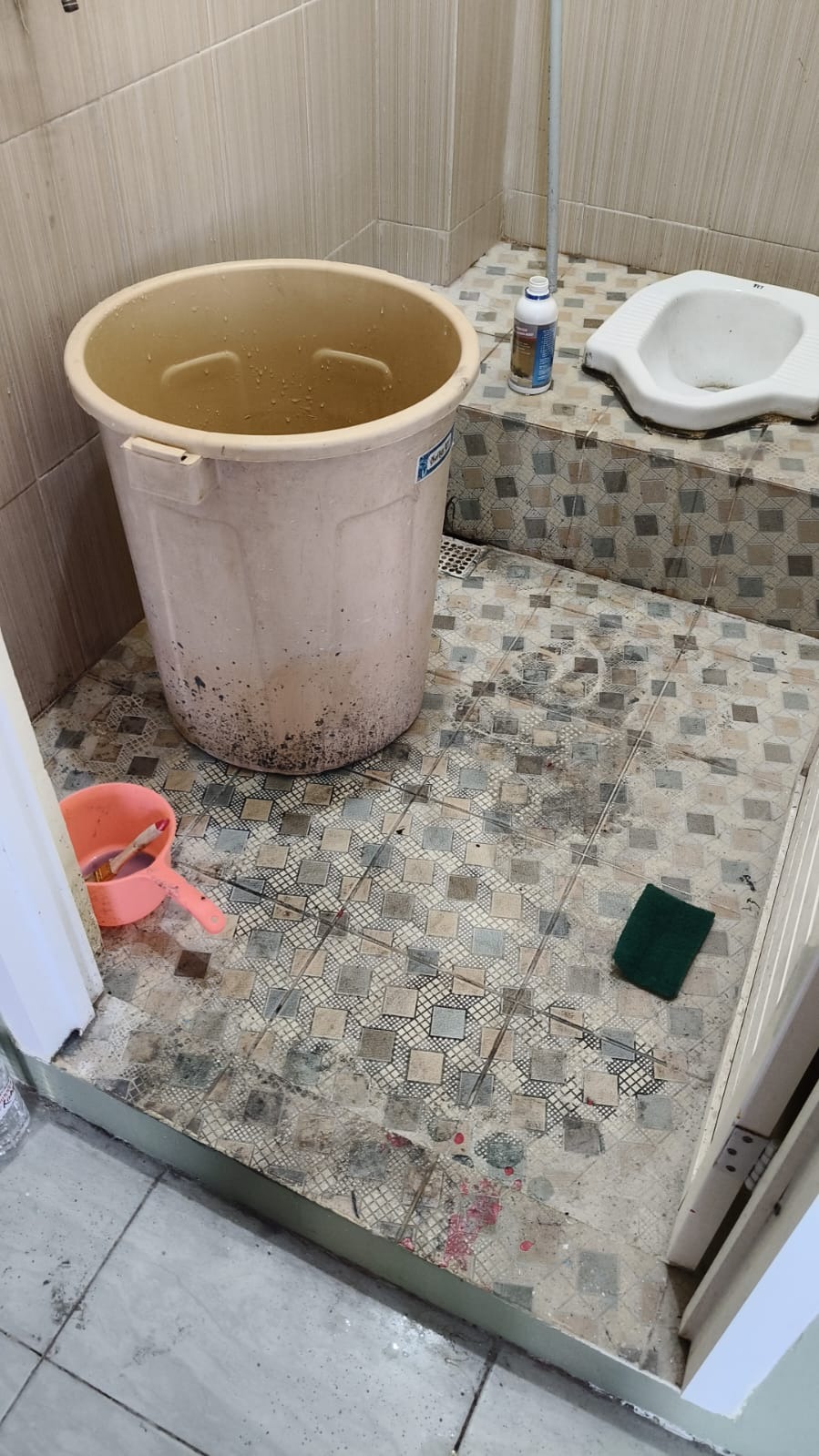 Pembersihan toilet berkerak dan berjamur