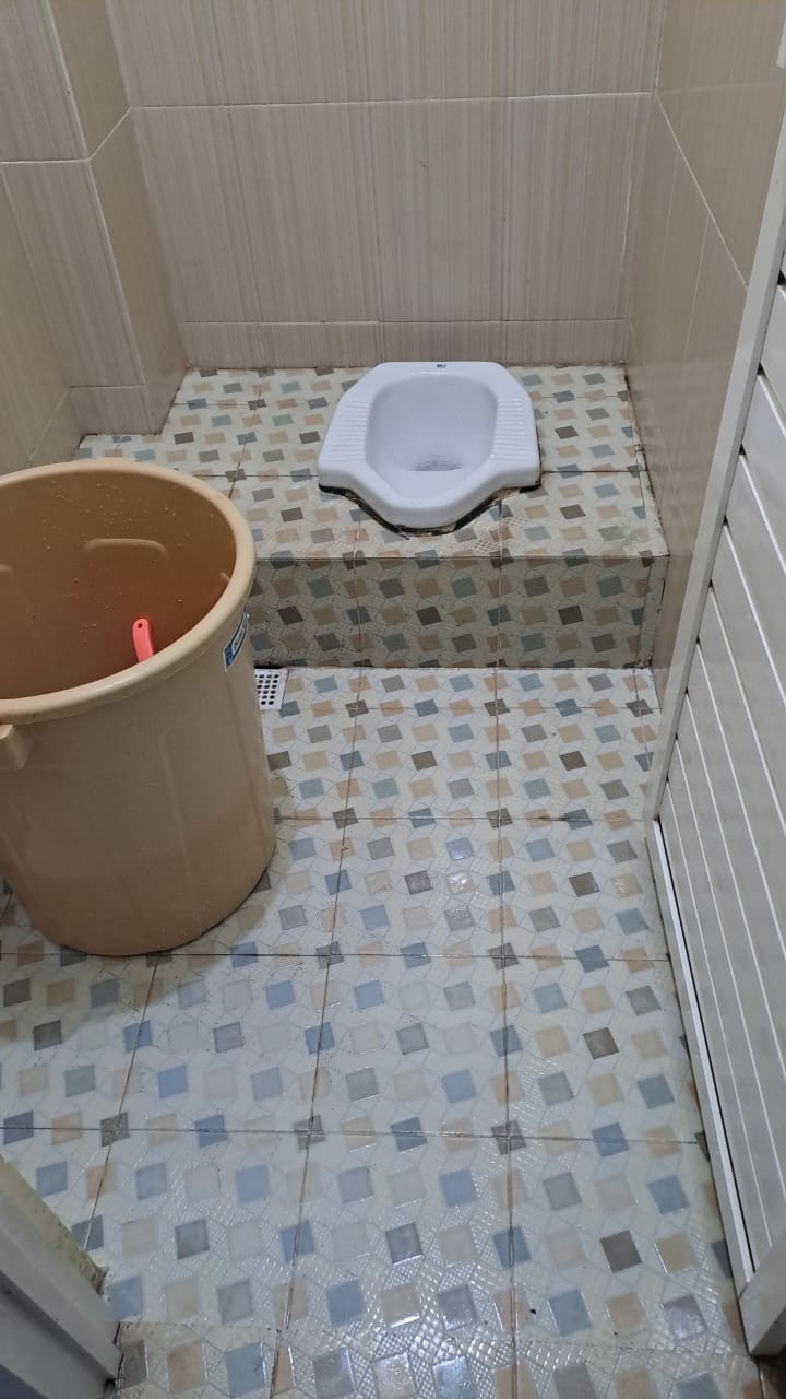 Pembersihan toilet berkerak dan berjamur