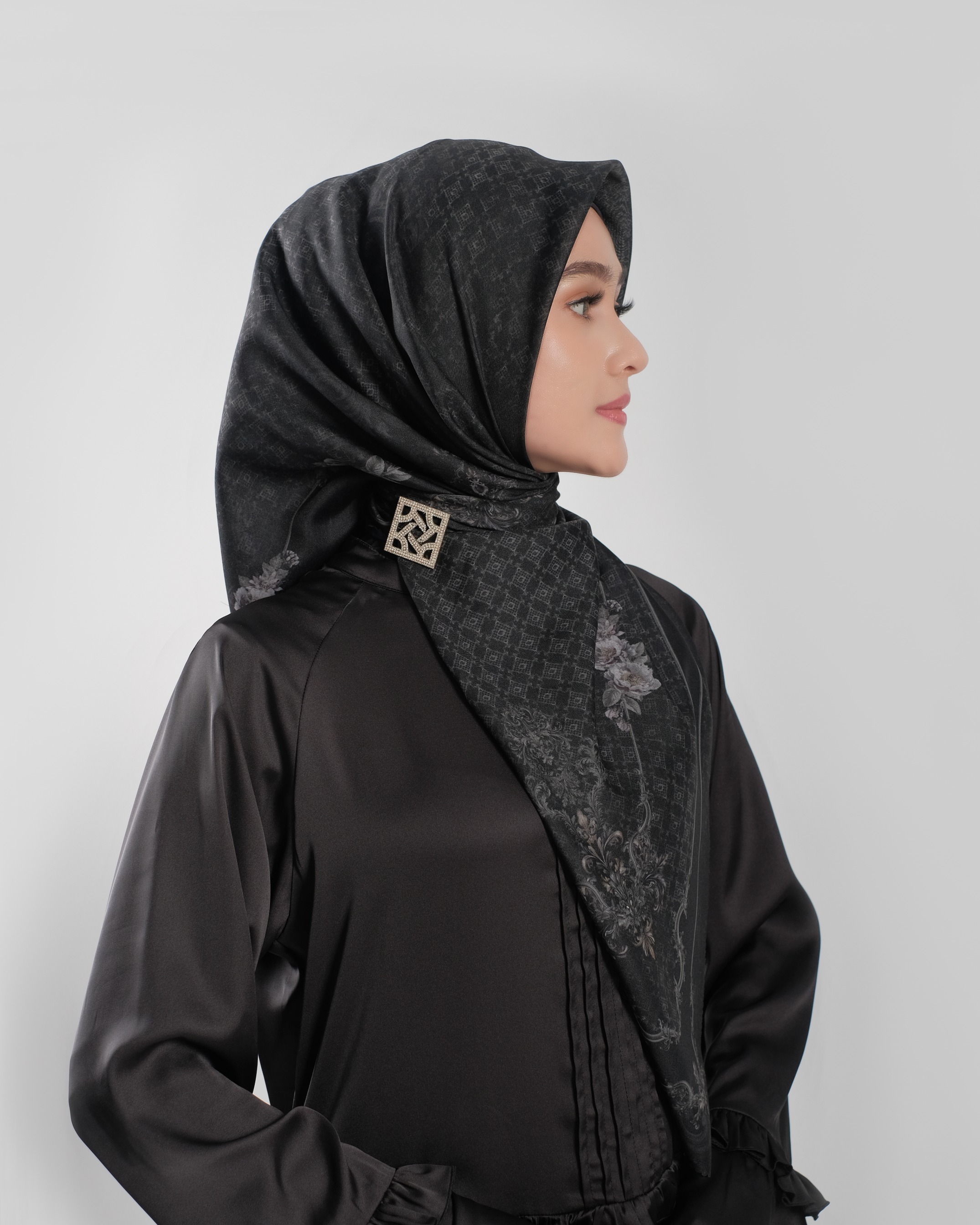 Gold E Jewel Scarf - Black