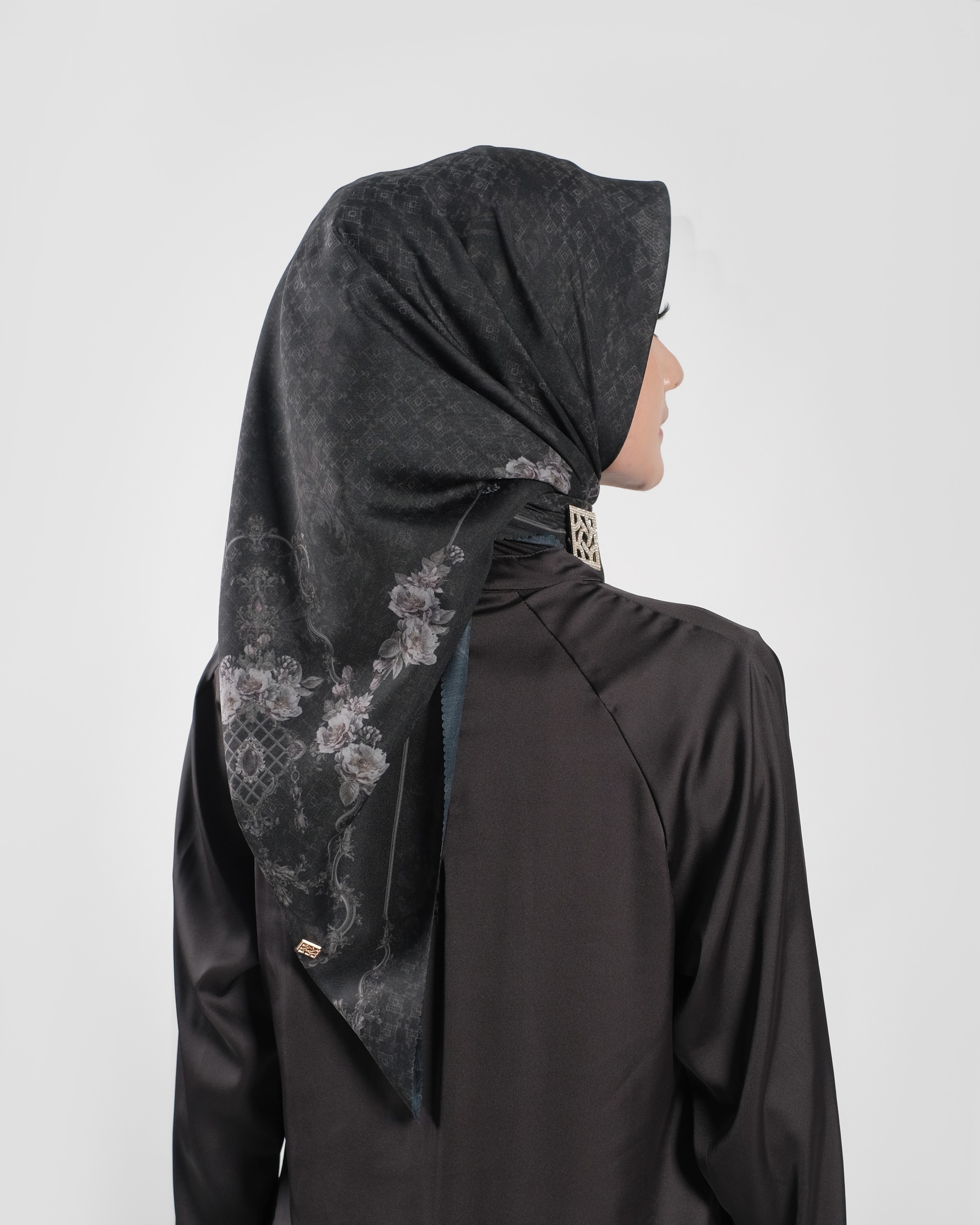 Gold E Jewel Scarf - Black