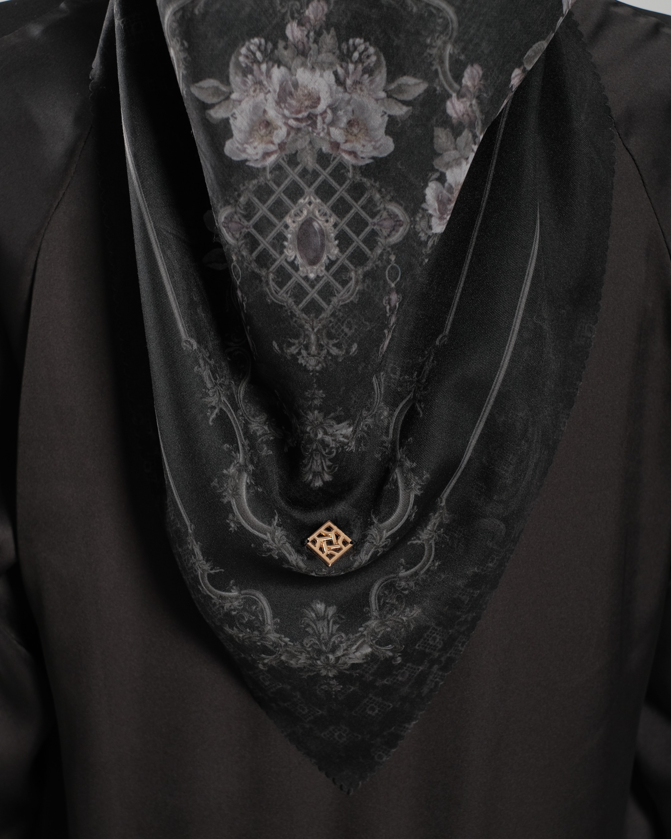 Gold E Jewel Scarf - Black