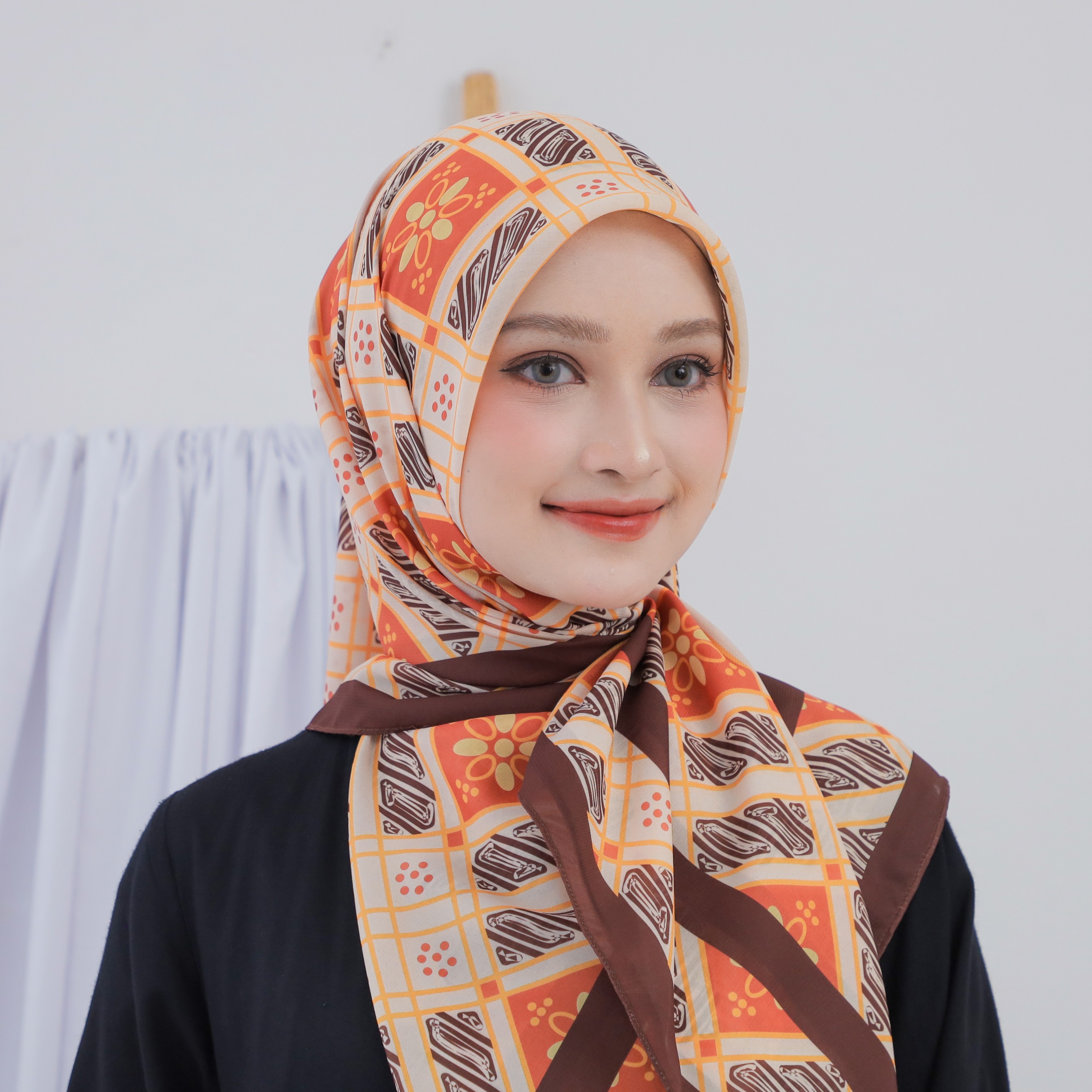 SCARF - GOLDEN SERENADE