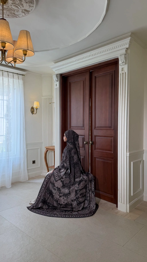 Image of Zehra Outer in glacier