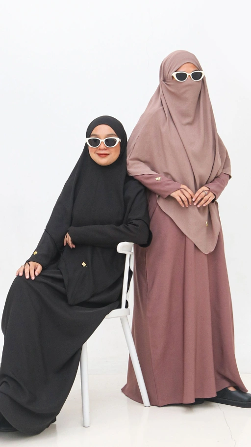 Image of Khaira Abaya for Umrah