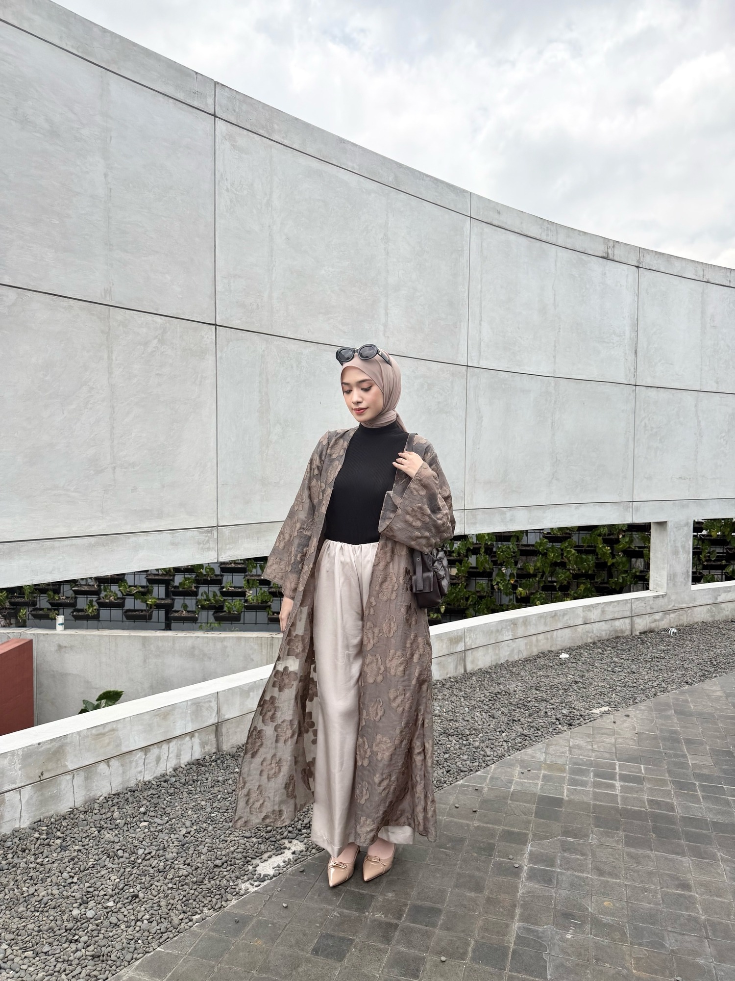 Irine | Livia Outer | Outer Wanita Nylon Polyester Motif Bunga Tidak Transparan | Luaran Panjang Elegan Kondangan