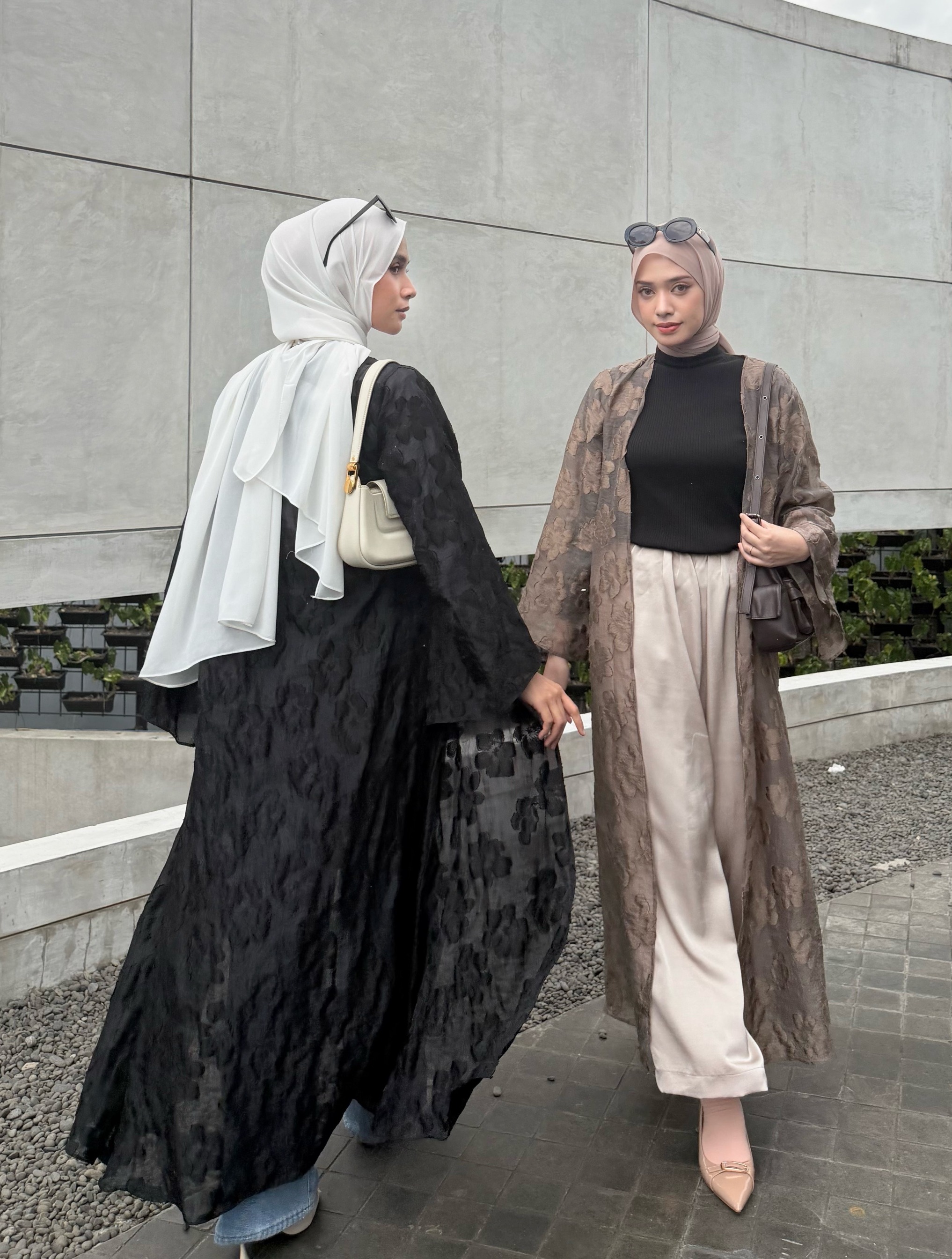 Irine | Livia Outer | Outer Wanita Nylon Polyester Motif Bunga Tidak Transparan | Luaran Panjang Elegan Kondangan