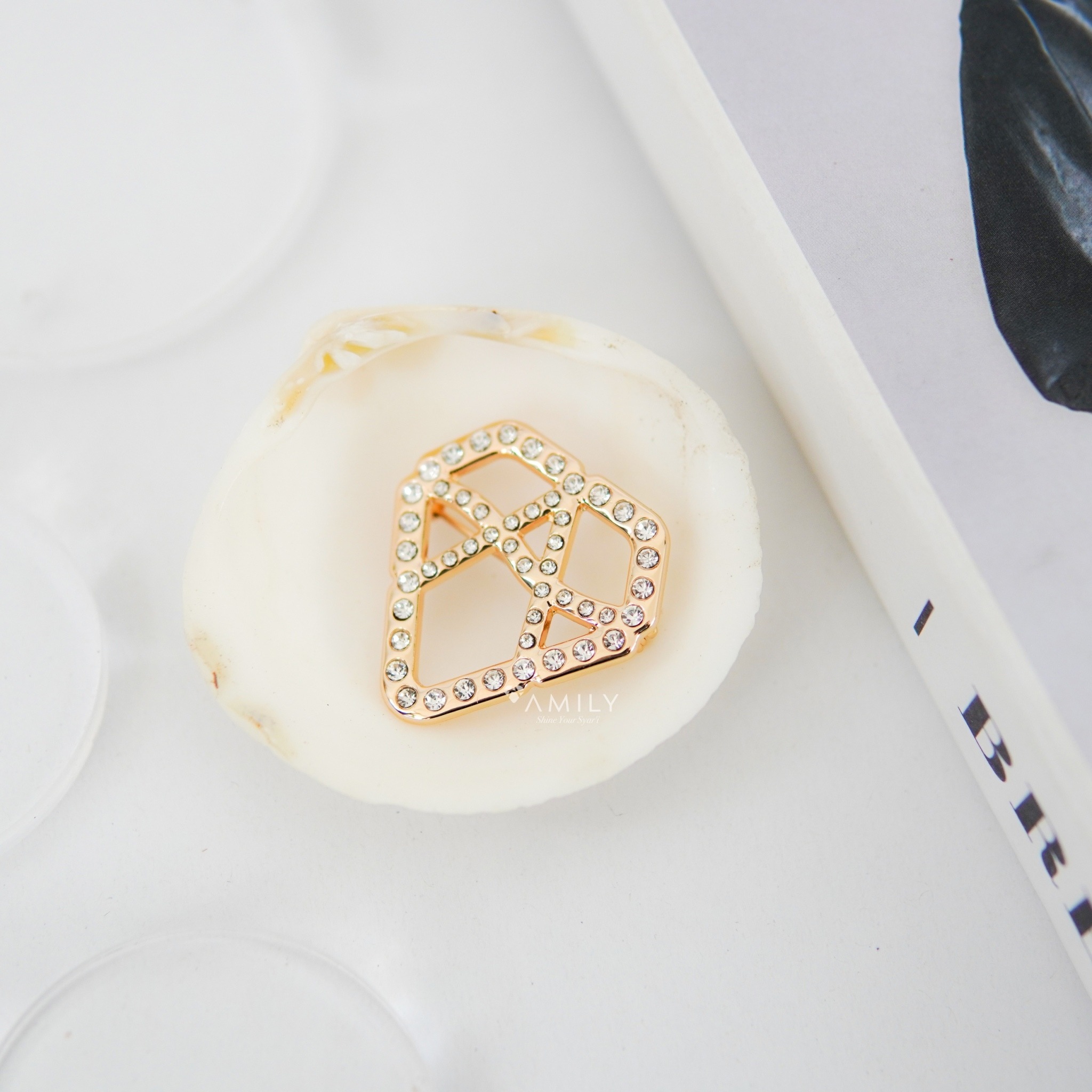 Signature Brooch Diamond