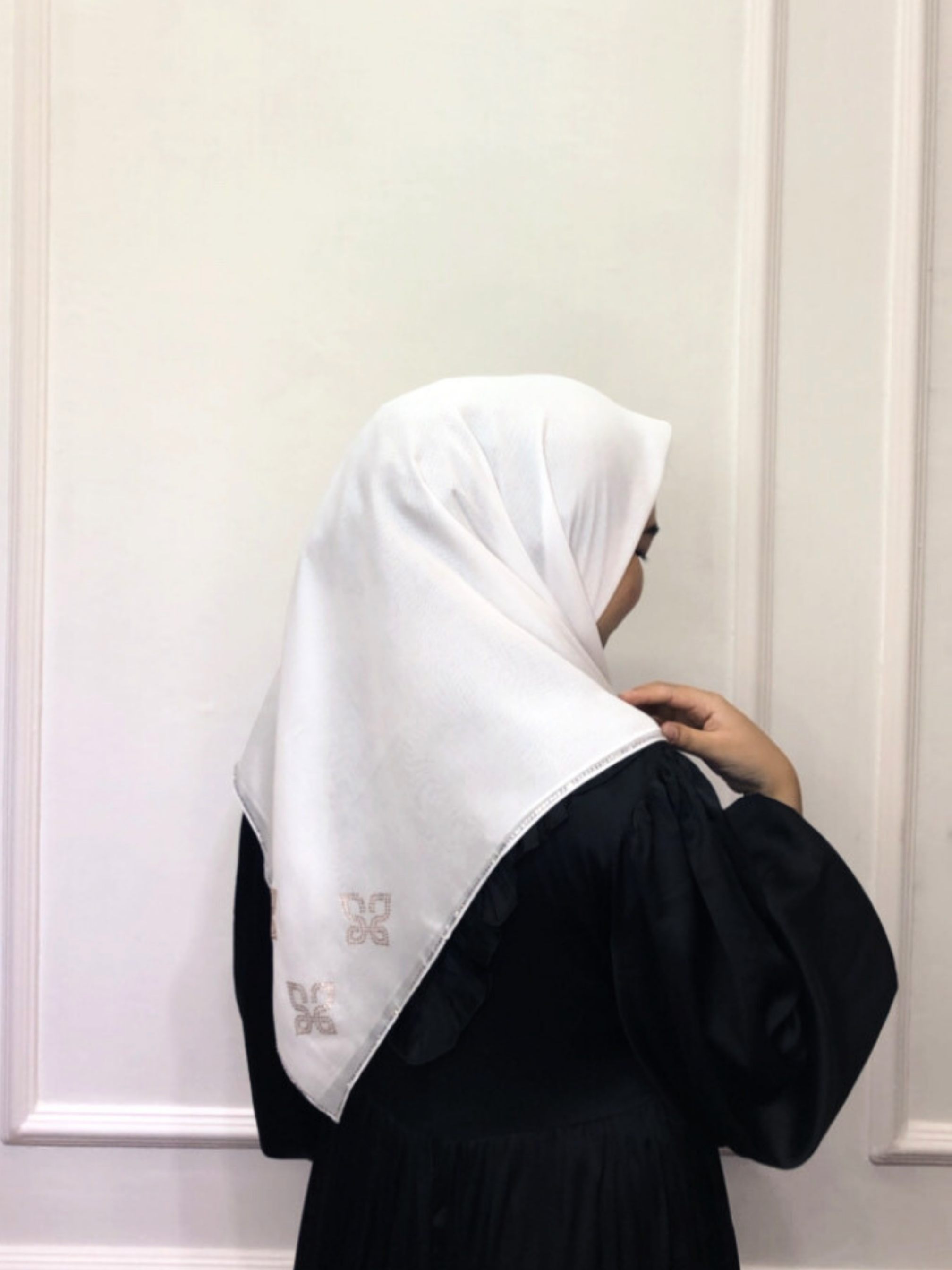 Hijab Square - Amorra Series 01 - Broken White