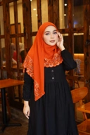 Hijab Square - Rayya Brokat - Merah Bata