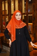 Hijab Square - Rayya Brokat - Merah Bata