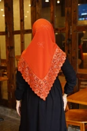 Hijab Square - Rayya Brokat - Merah Bata