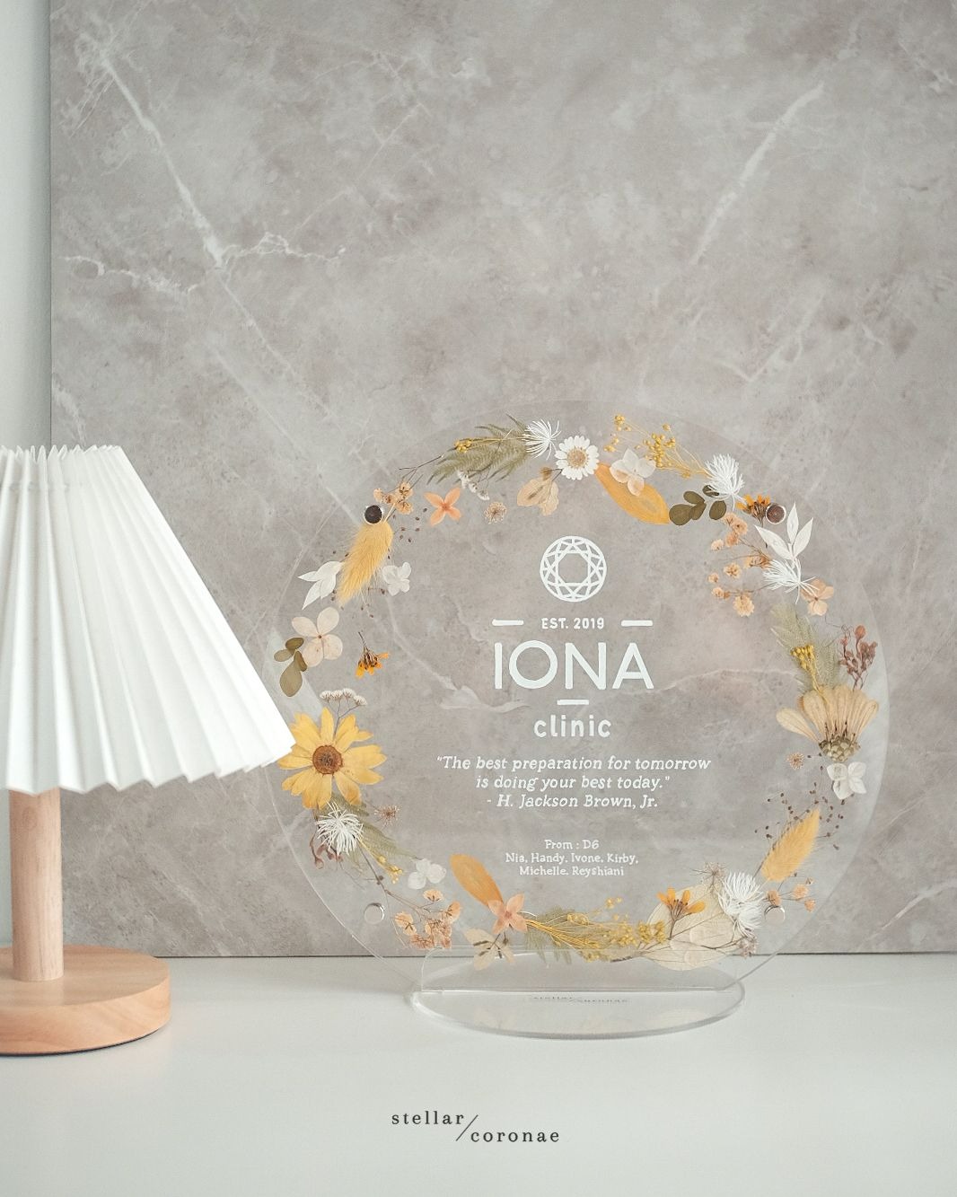 30cm Circle Pristine Standing | Bingkai Tulisan/Foto Bunga Kering | Hadiah Custom Hiasan Meja