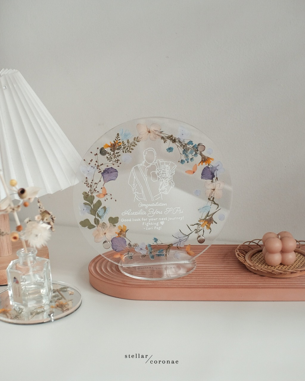20cm Circle Pristine Standing | Bingkai Tulisan/Foto Bunga Kering | Hadiah Custom Hiasan Meja