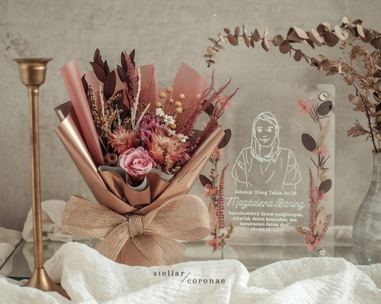 Bouquet on Acrylic A4 | Bingkai Tulisan/Foto Bouquet Bunga Kering | Hadiah Custom Hiasan Meja