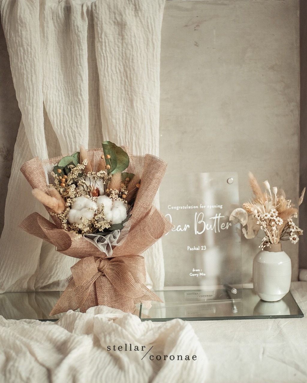 Bouquet on Acrylic A4 | Bingkai Tulisan/Foto Bouquet Bunga Kering | Hadiah Custom Hiasan Meja